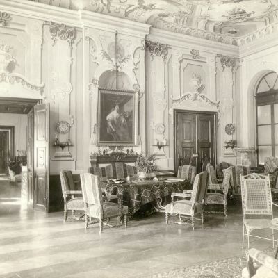 Fotografia interiéru krupského kaštieľa pravdepodobne z 30. rokov 20. storočia.