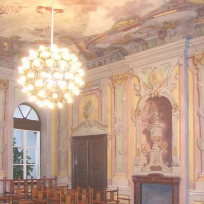 Koncertná „fresková“ sála je pôvodné barokové jadro kaštieľa vyzdobené freskou, ktorá vznikla po ukončení Sedemročnej vojny (1763) s motívom priateľstva bohyne lásky Venuše a boha vojny Marsa.