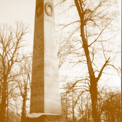 Obelisk na pamiatku grófa Jozefa nechala po jeho smrti (1827) postaviť vdova Anna Mária (snímka cca z 30. rokov 20. storočia).