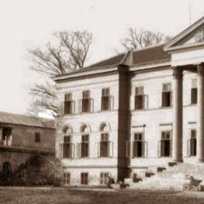 Bývalá budova knižnice (od kaštieľa vľavo), ktorou končilo severné krídlo budov lemujúcich čestné nádvorie, bola zbúraná v roku 1947.